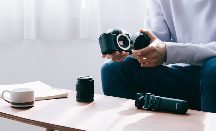 Fotografia osoby meniacej objekt&iacute;v