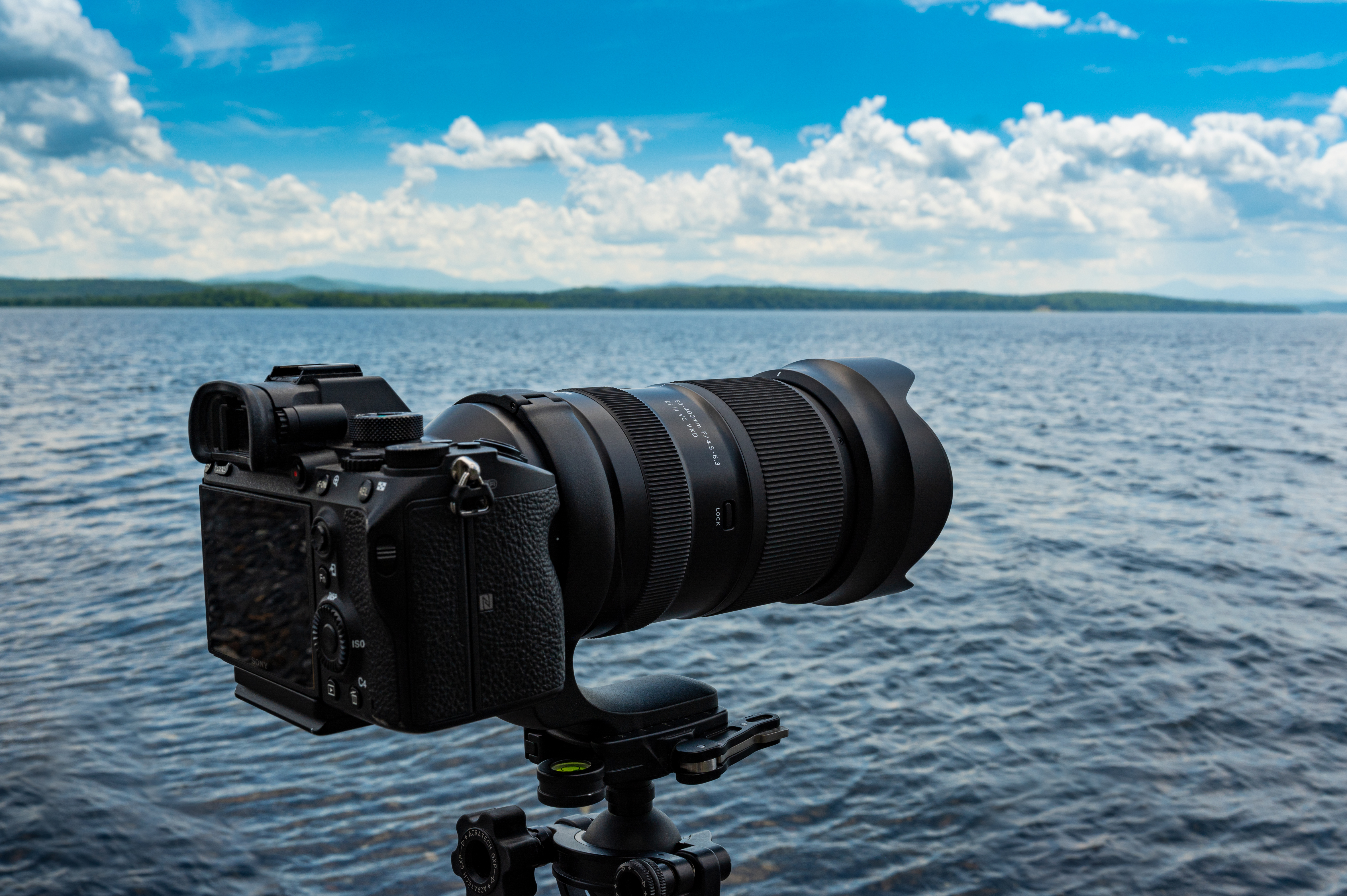 Objektiv Tamron na fotoapar&aacute;tu Sony u moře
