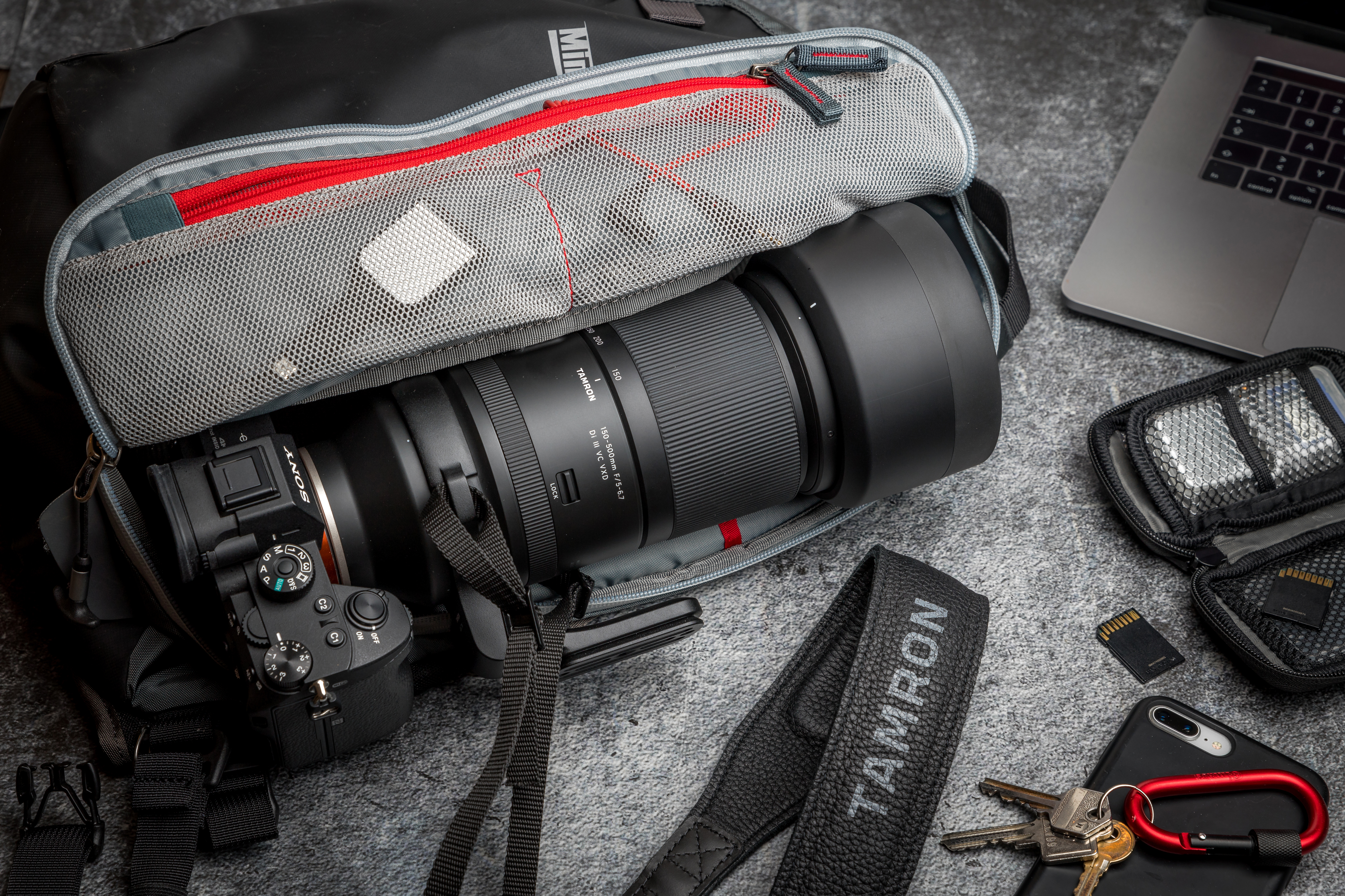 Objektiv Tamron na fotoapar&aacute;tu v ta&scaron;ce